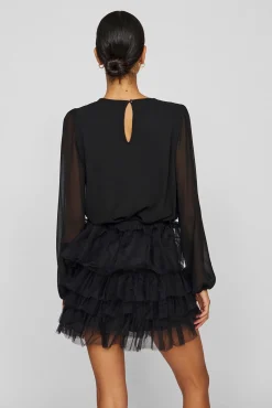 Blusa de gasa con pedrería en el cuello