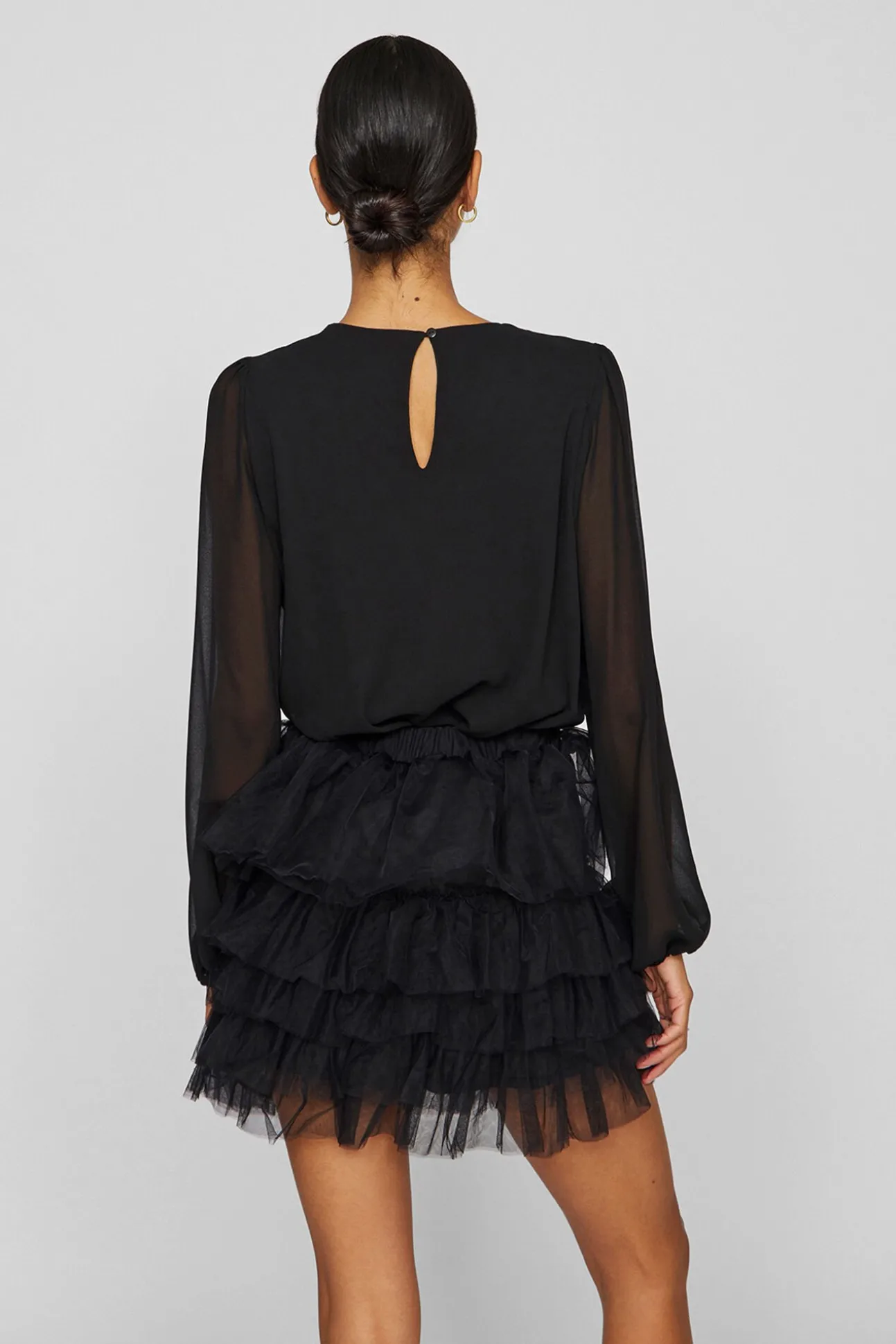 Blusa de gasa con pedrería en el cuello