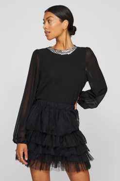 Blusa de gasa con pedrería en el cuello