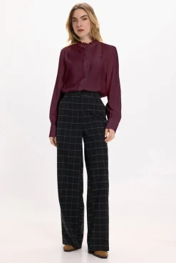 Blusa de manga larga con bordado inglés