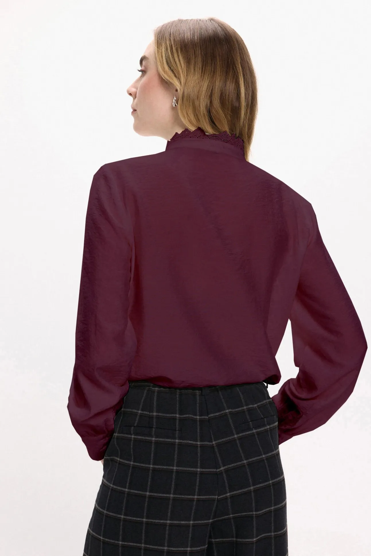 Blusa de manga larga con bordado inglés