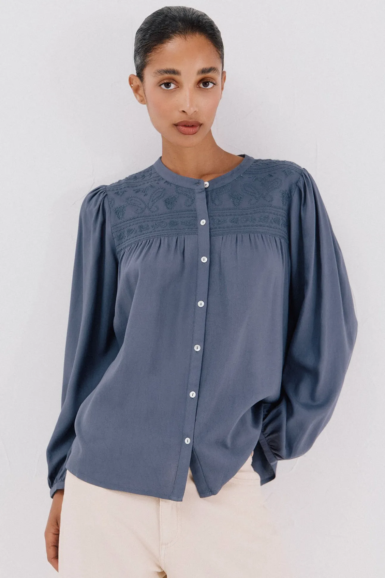 Blusa detalle bordado