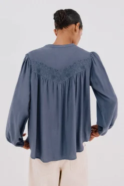 Blusa detalle bordado
