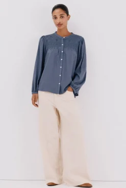 Blusa detalle bordado