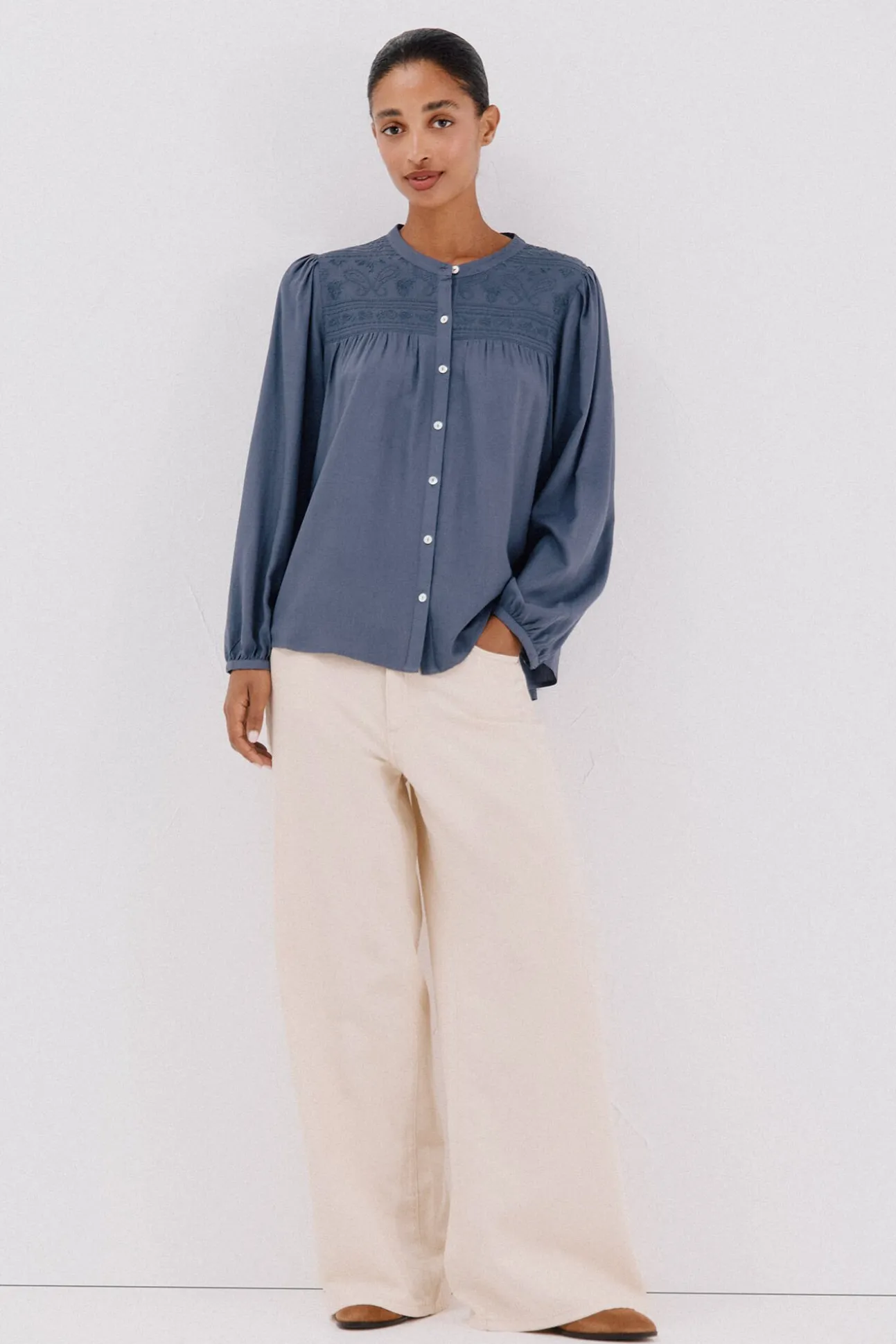 Blusa detalle bordado