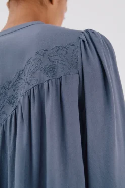 Blusa detalle bordado