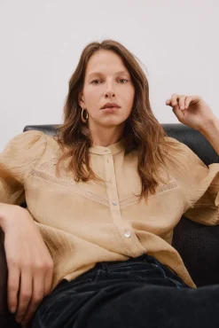 Blusa encaje cuello mao