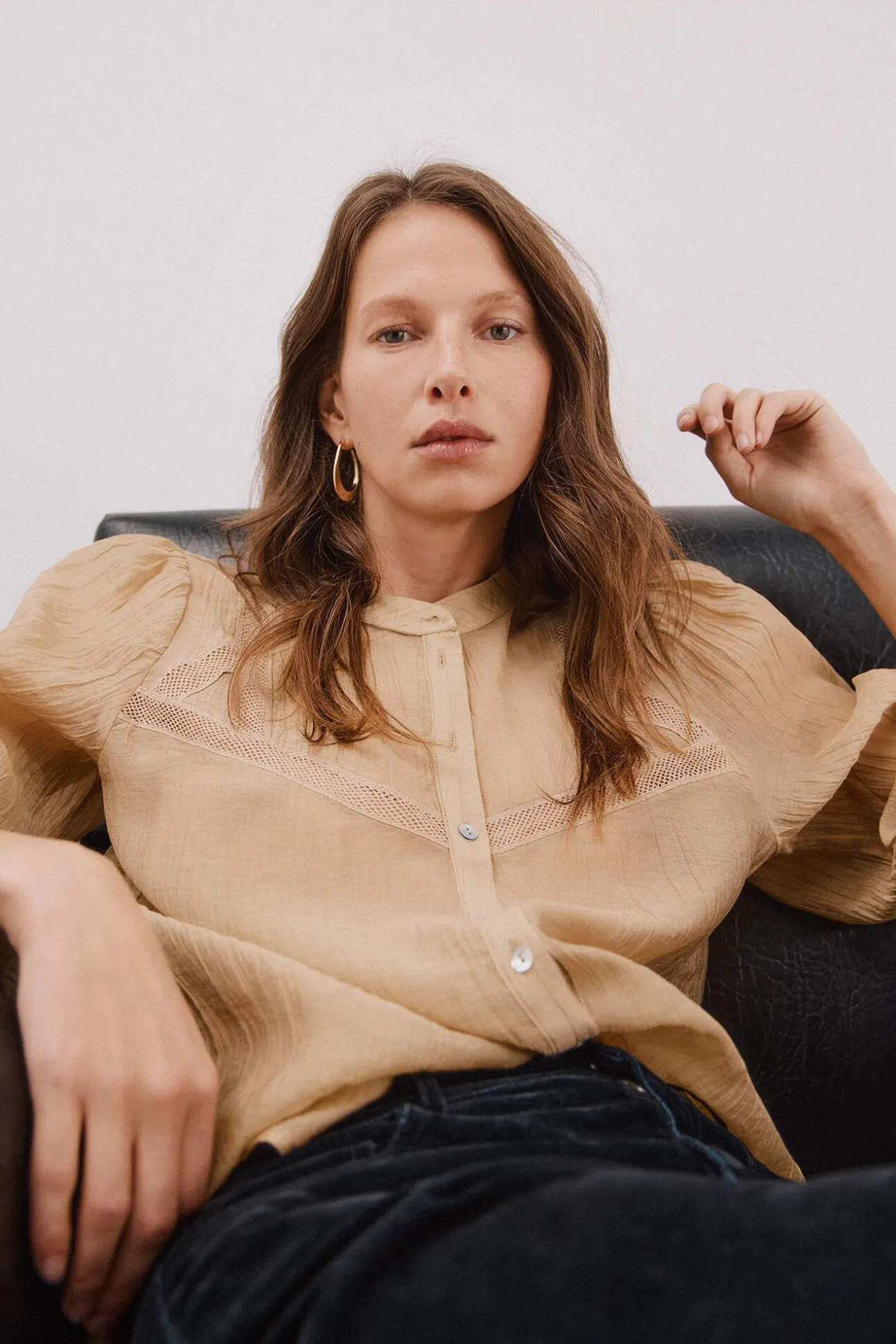 Blusa encaje cuello mao