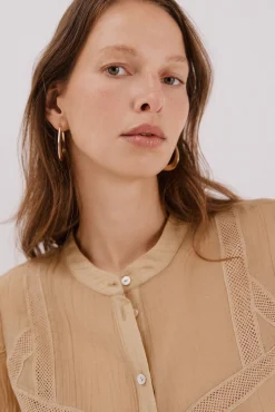 Blusa encaje cuello mao