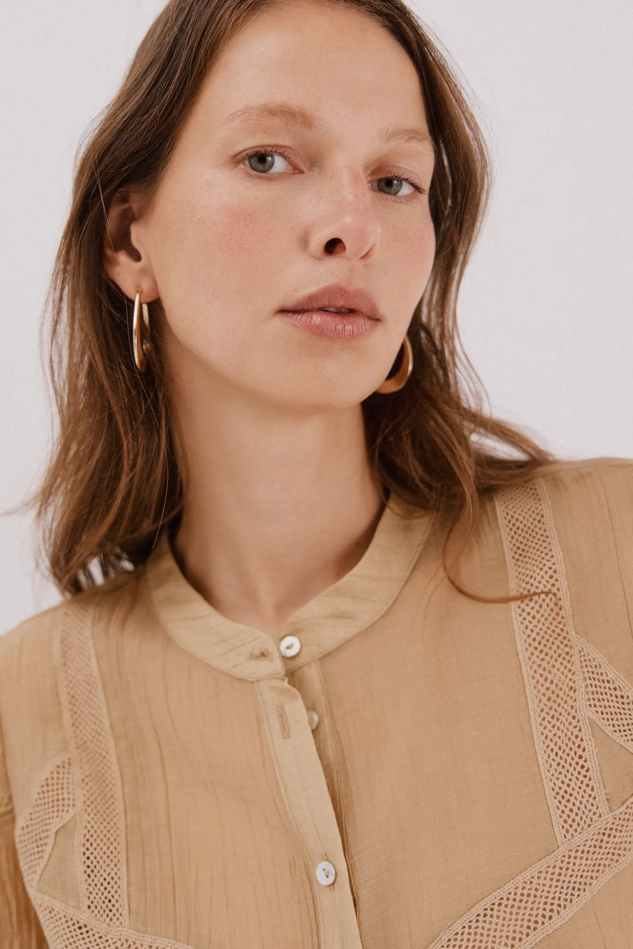 Blusa encaje cuello mao