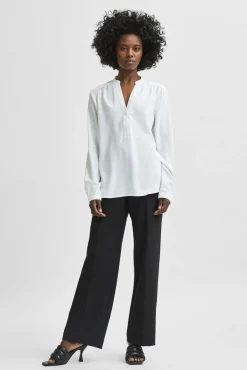 Blusa fluida con cuello de pico confeccionada con materiales reciclados