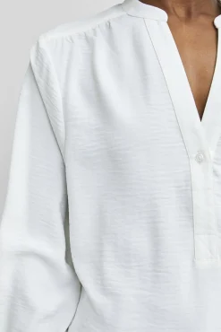 Blusa fluida con cuello de pico confeccionada con materiales reciclados