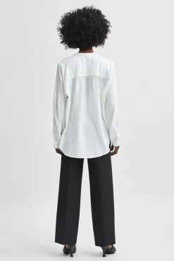 Blusa fluida con cuello de pico confeccionada con materiales reciclados