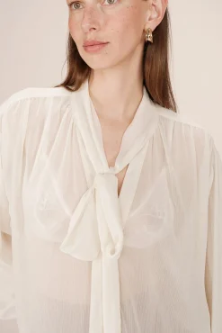 Blusa fluida con lazada