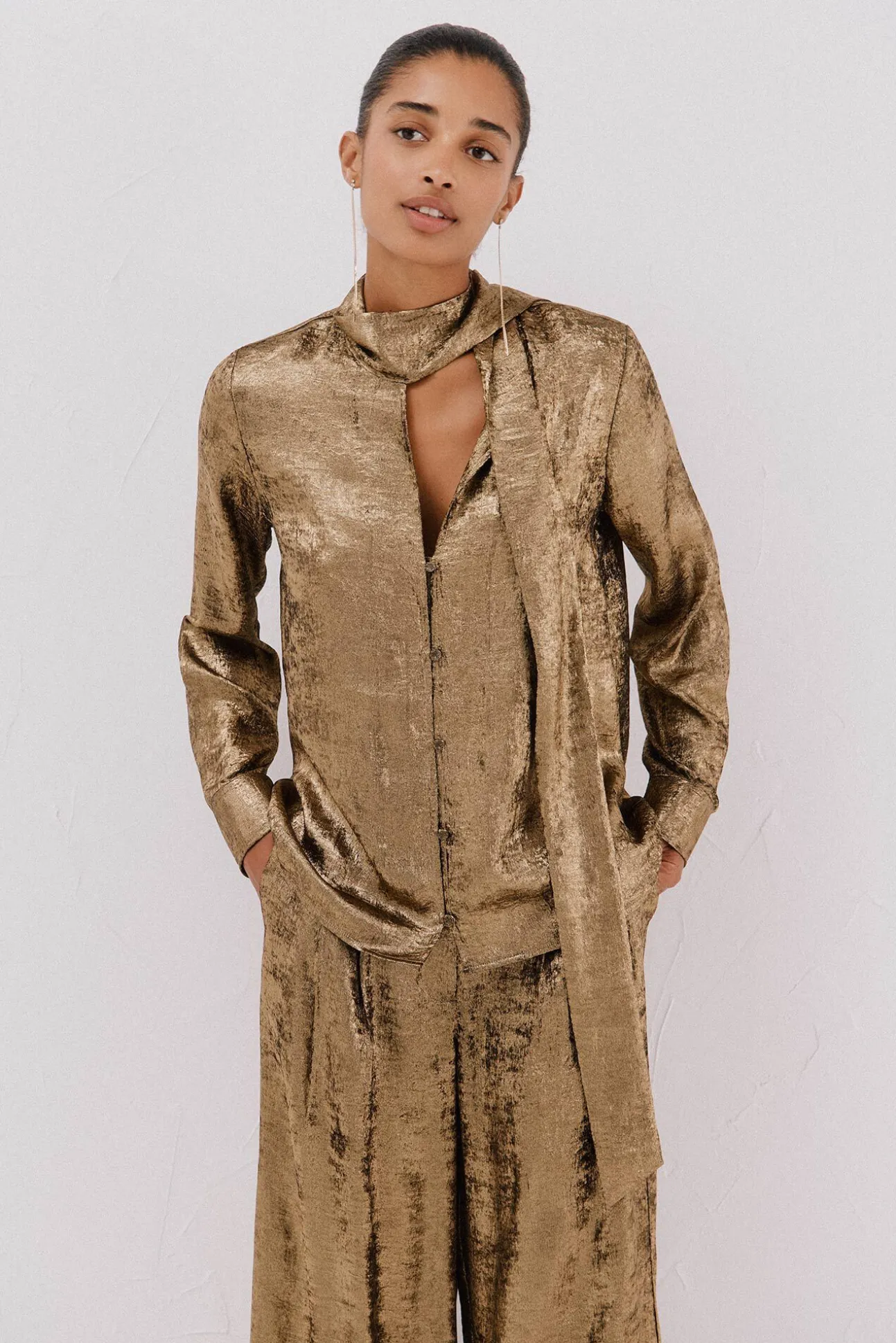 Blusa lazo efecto dorado