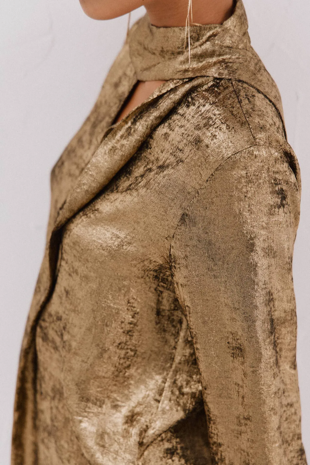 Blusa lazo efecto dorado