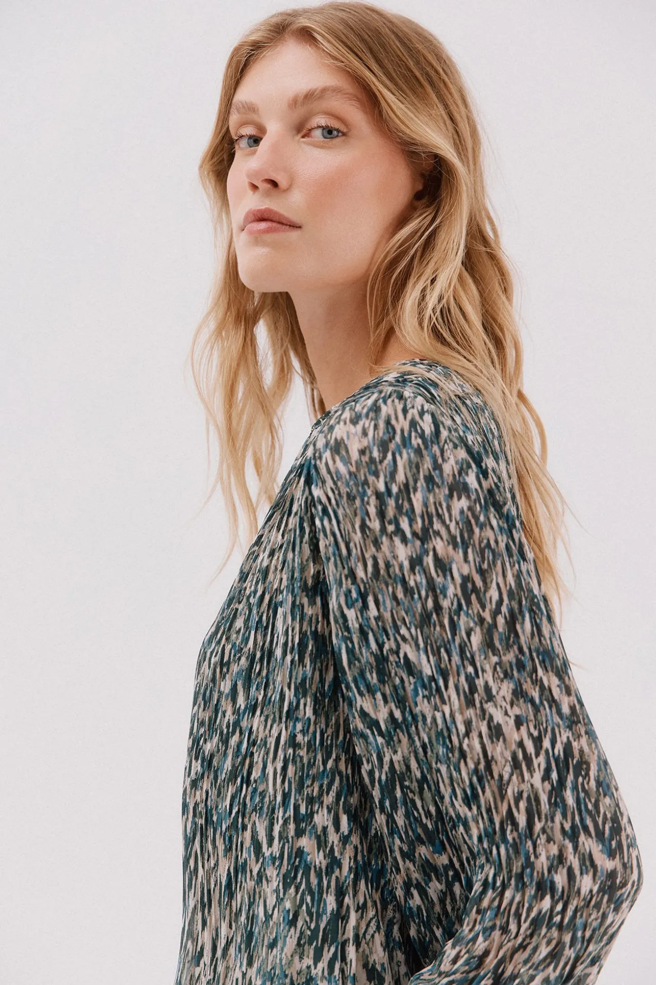 Blusa plisada contraste