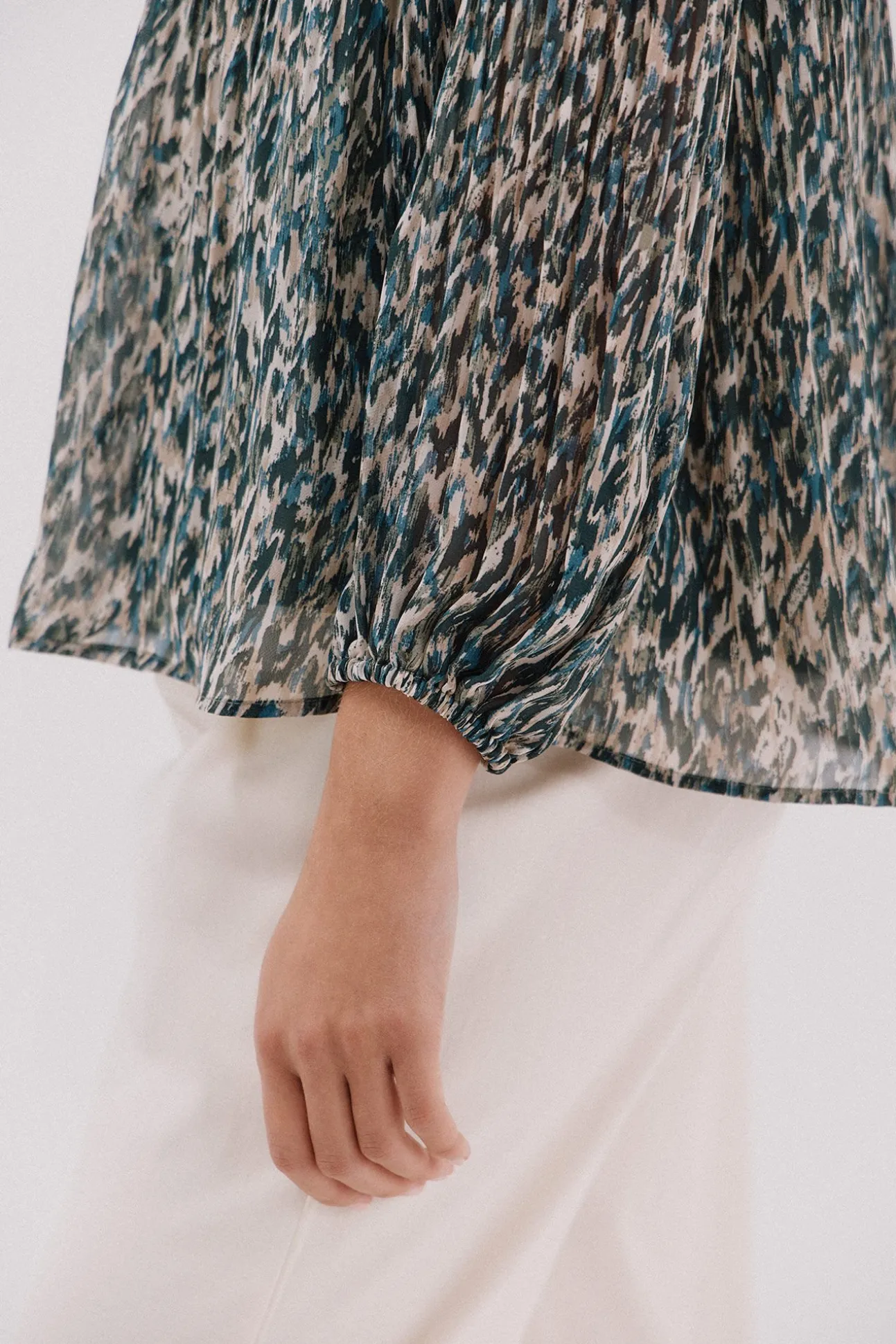 Blusa plisada contraste