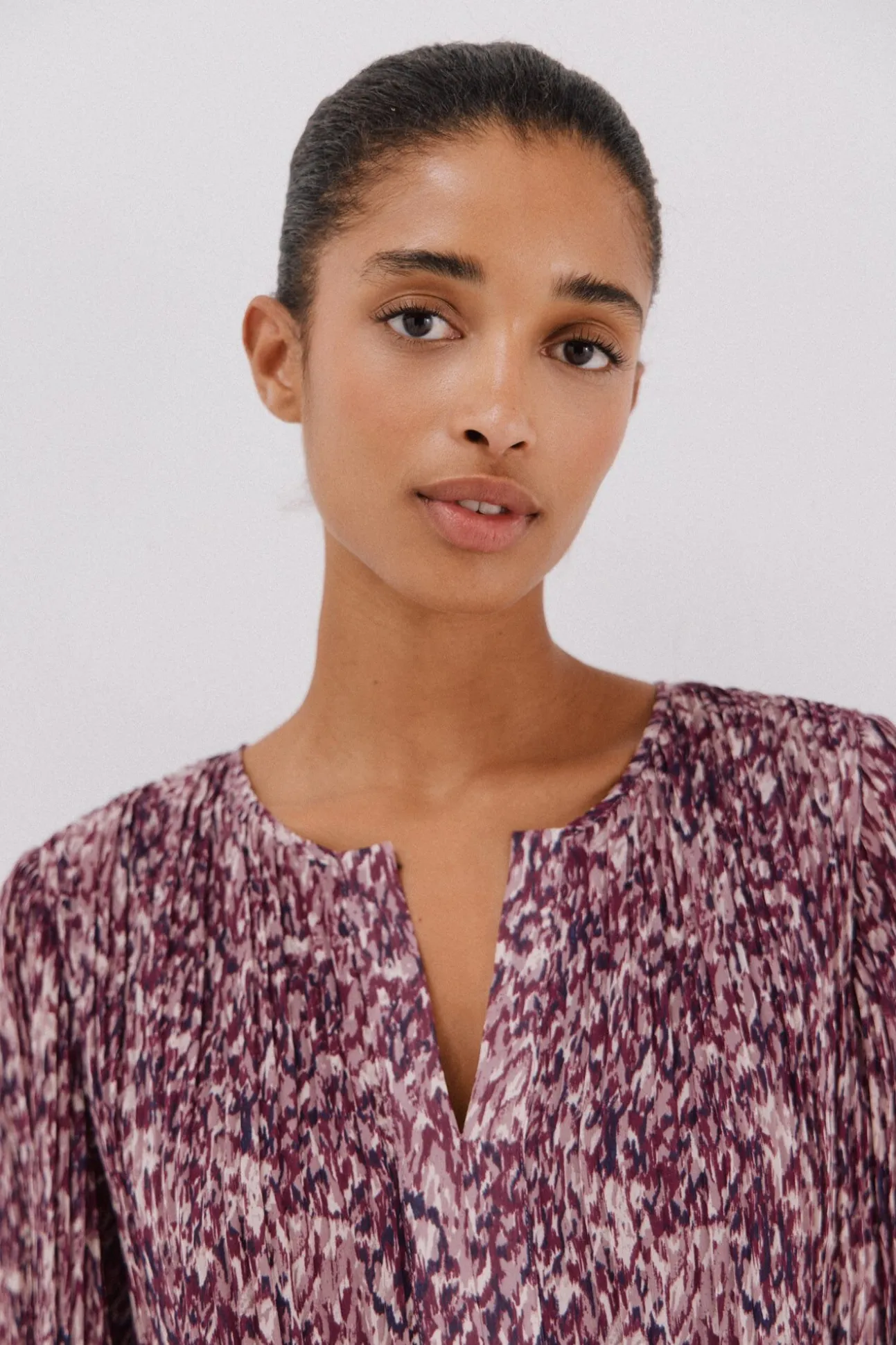 Blusa plisada contraste