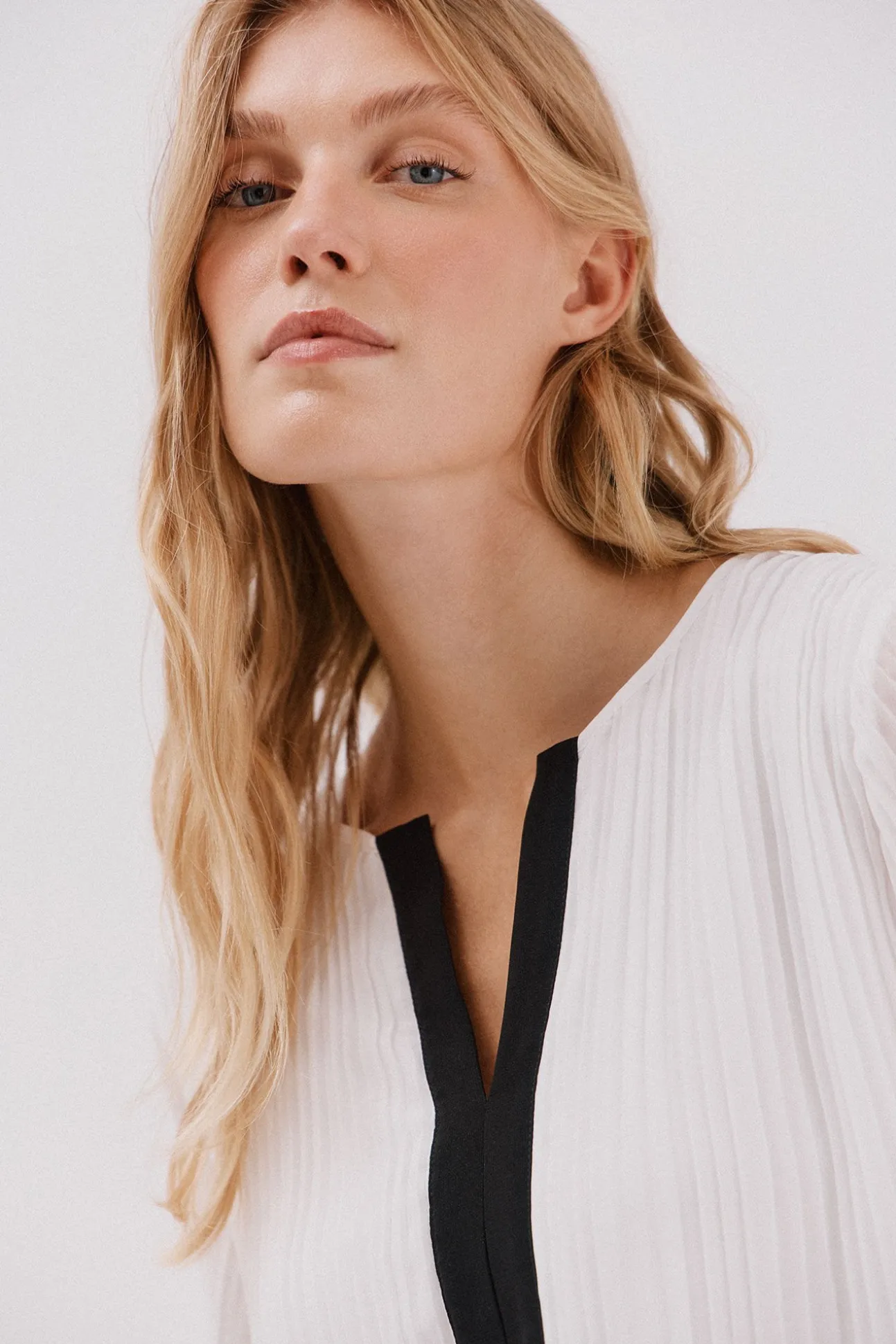 Blusa plisada contraste