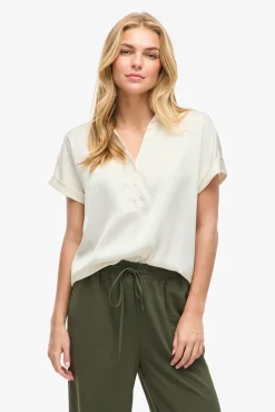 Blusa satinada de manga corta