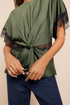 Blusa satinada encajes