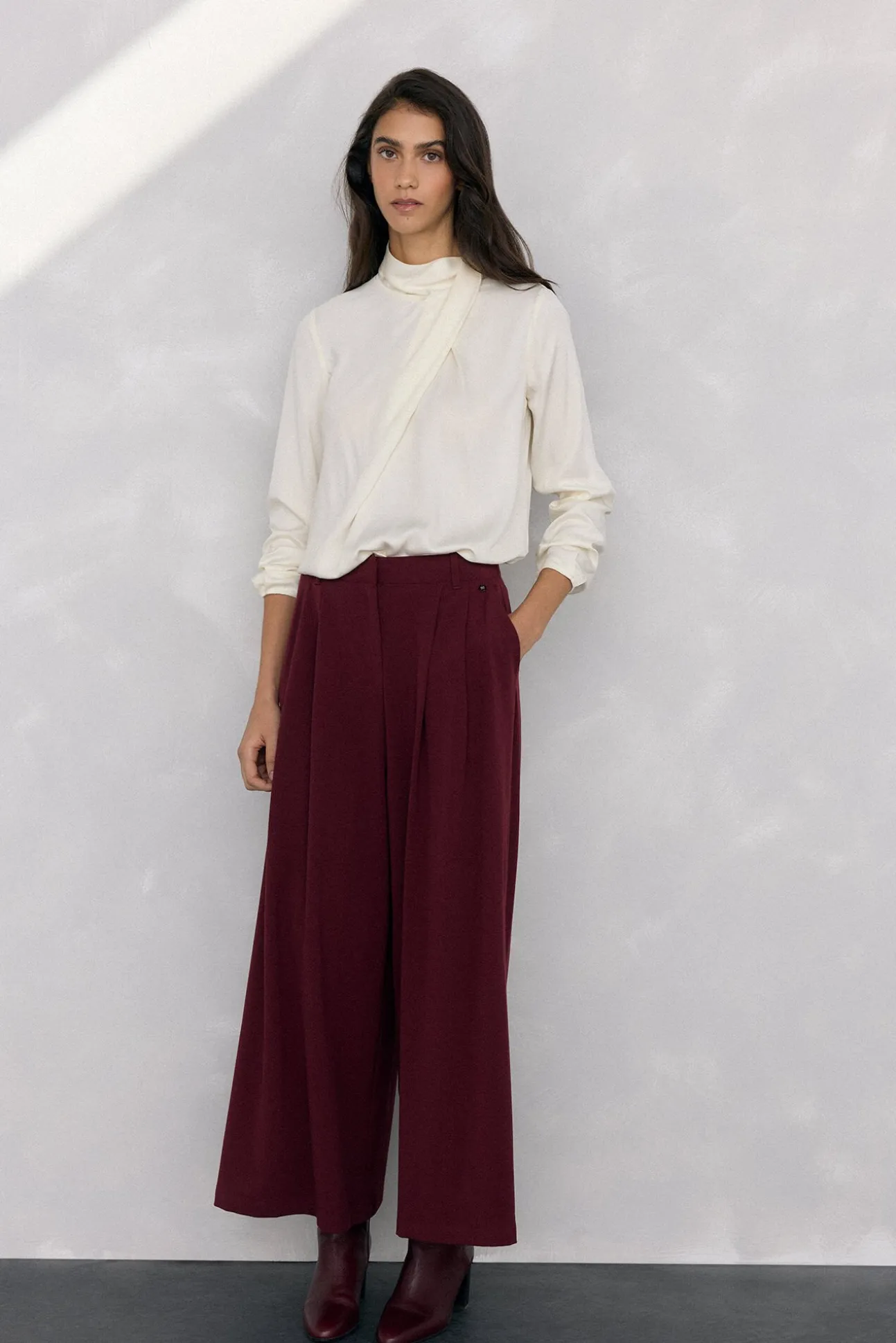 Blusa satén cuello subido