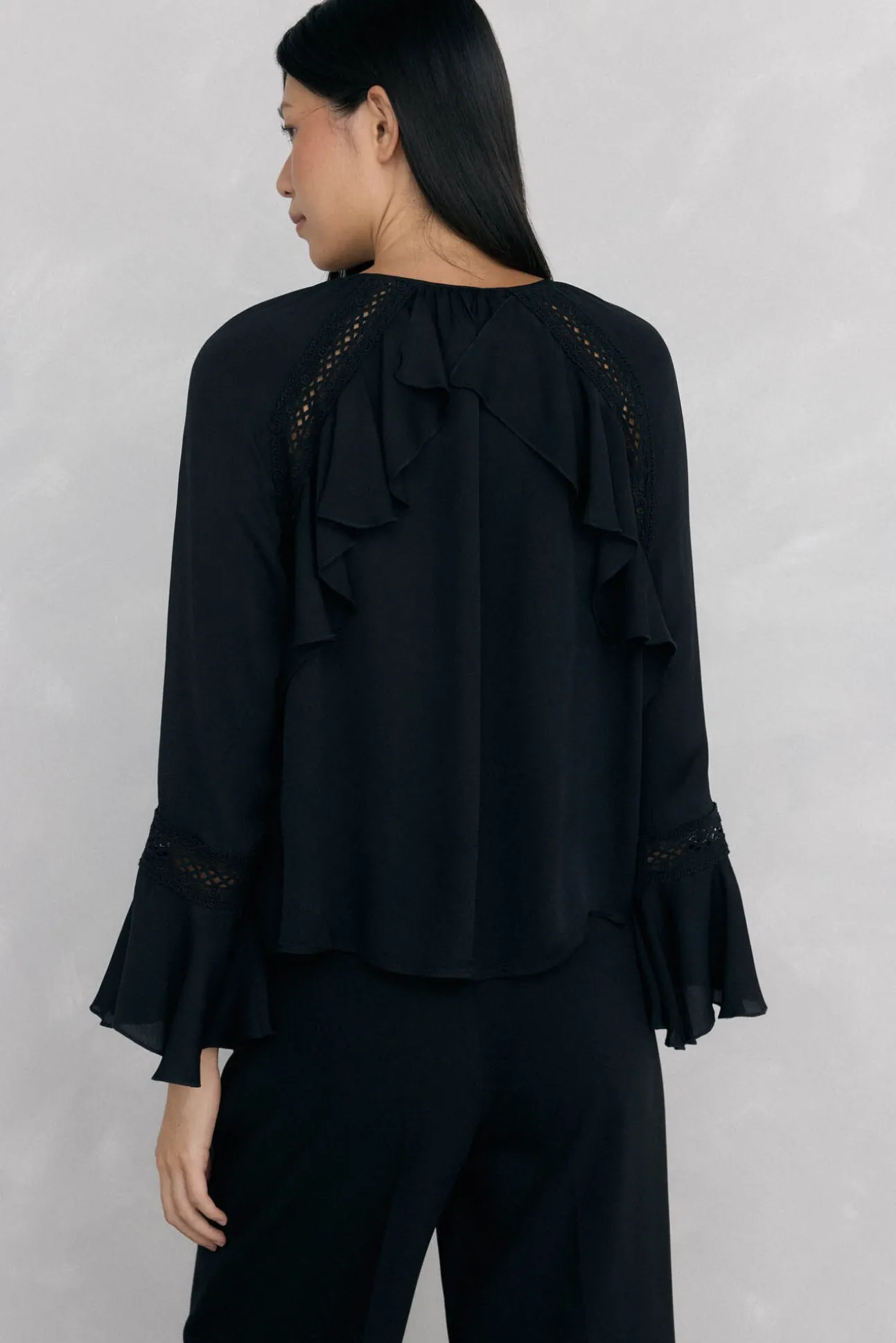 Blusa volantes puntilla