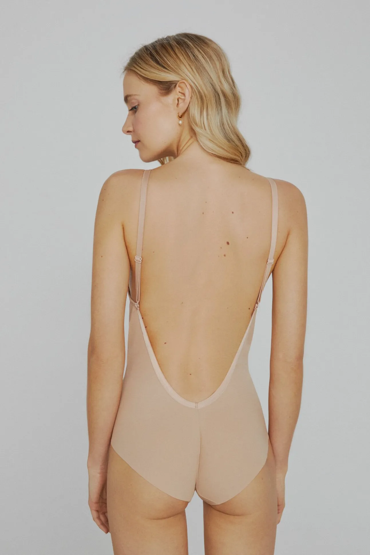 Body Ivette Bridal sin espalda con escote pronunciado en nude