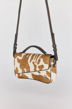 Bolso bandolera marrón con estampado de vaca (piel)