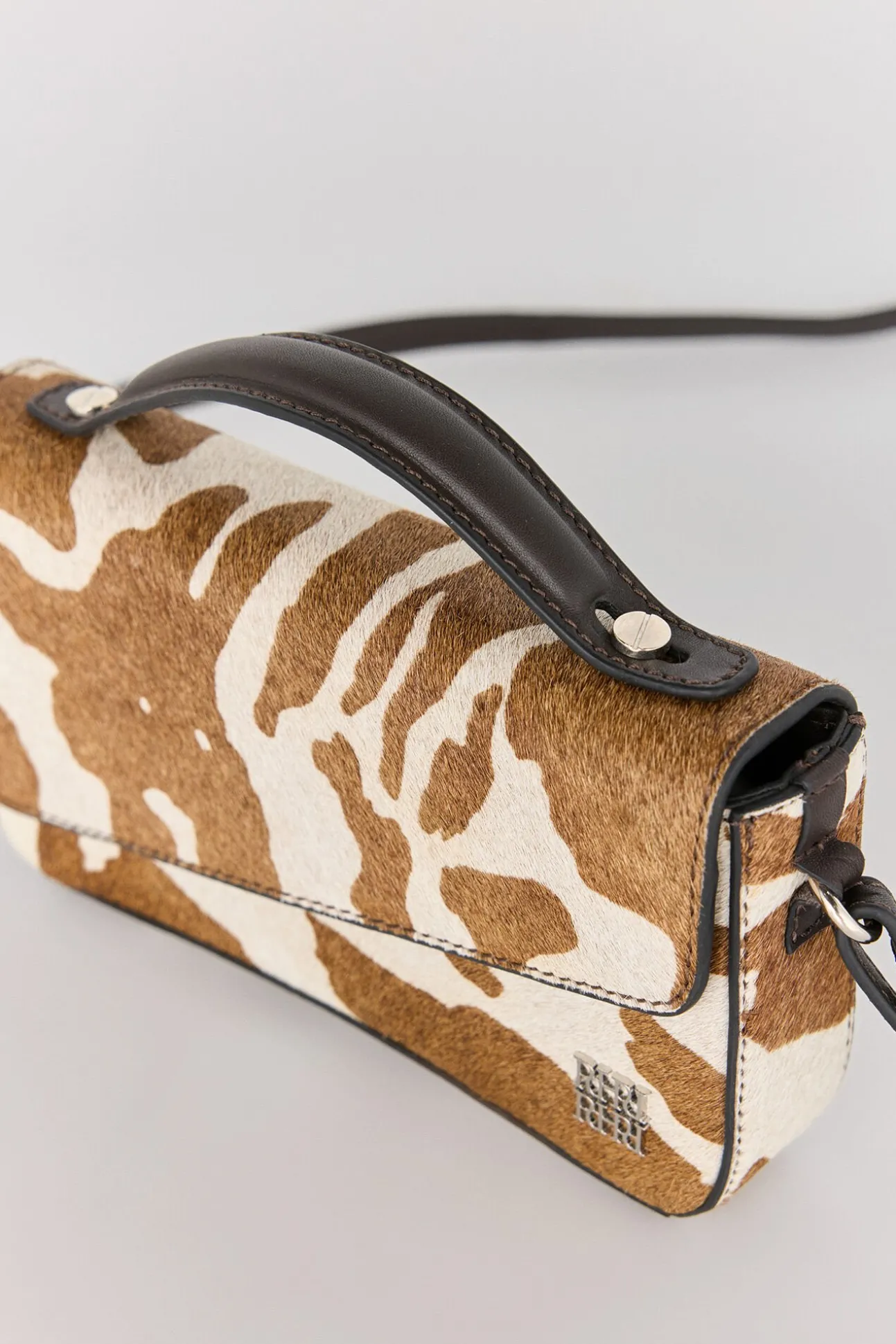 Bolso bandolera marrón con estampado de vaca (piel)