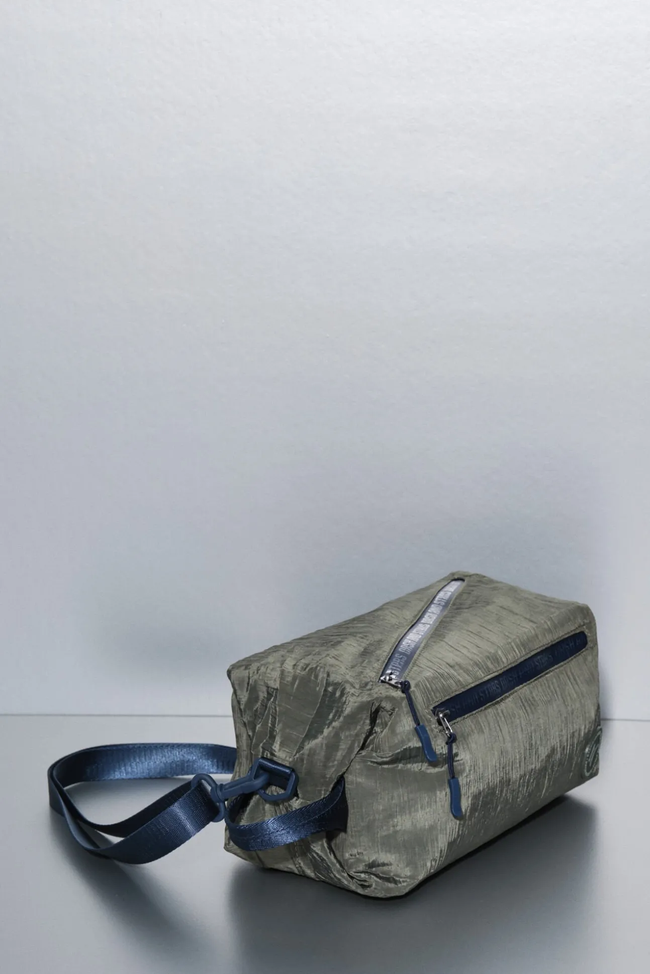 Bolso bandolera nylon kaki satinado