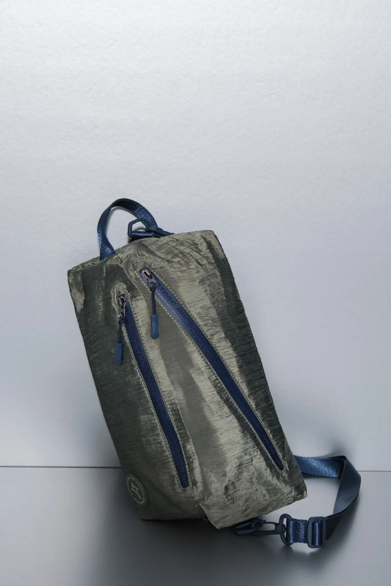 Bolso bandolera nylon kaki satinado