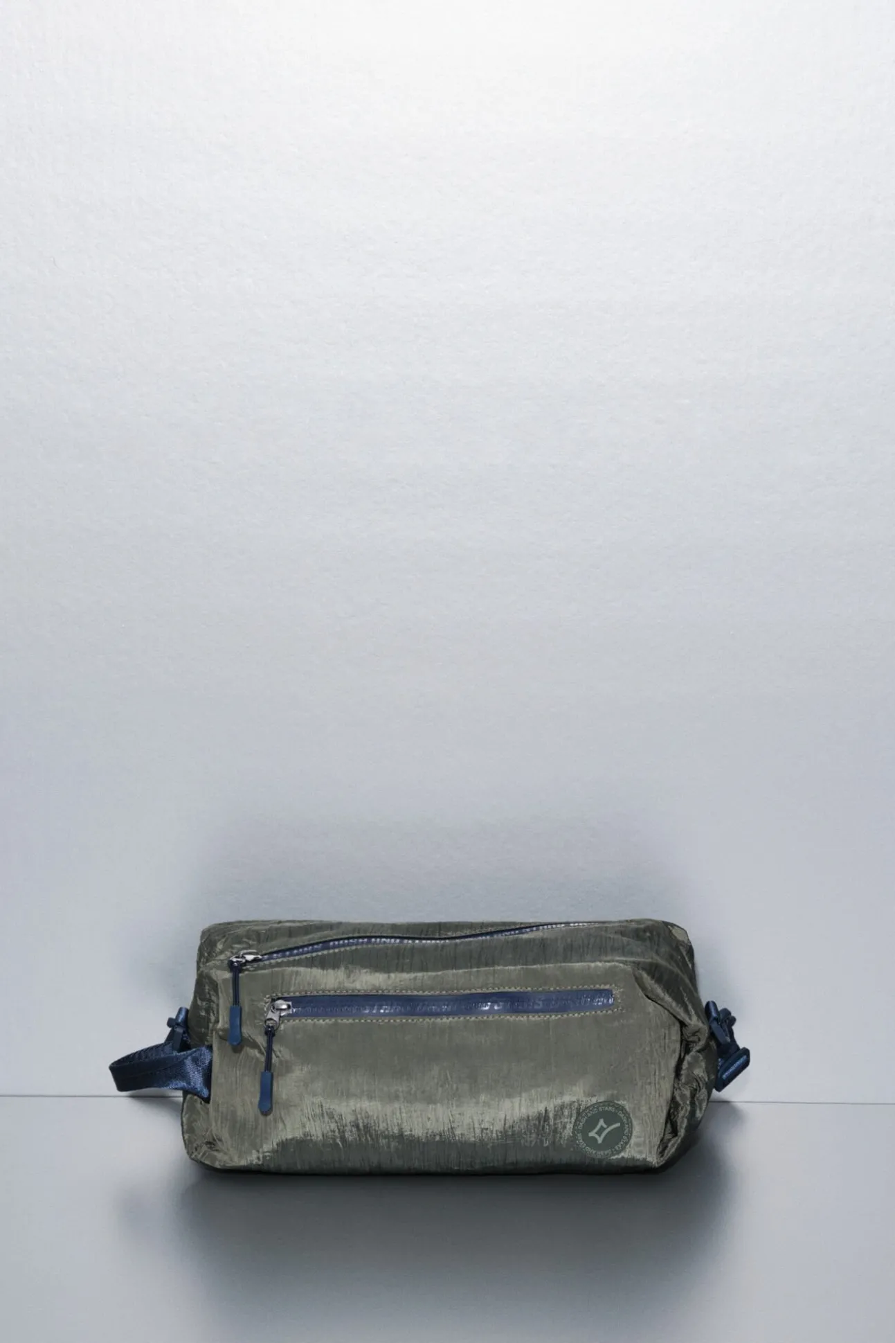 Bolso bandolera nylon kaki satinado