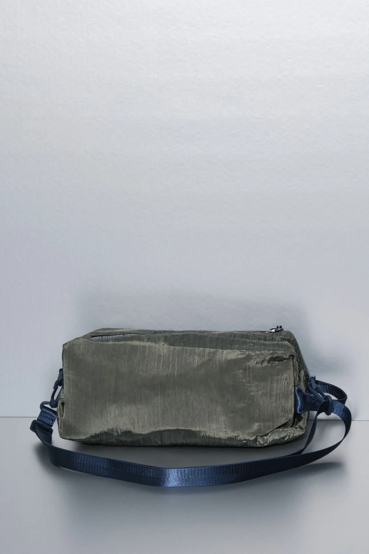 Bolso bandolera nylon kaki satinado