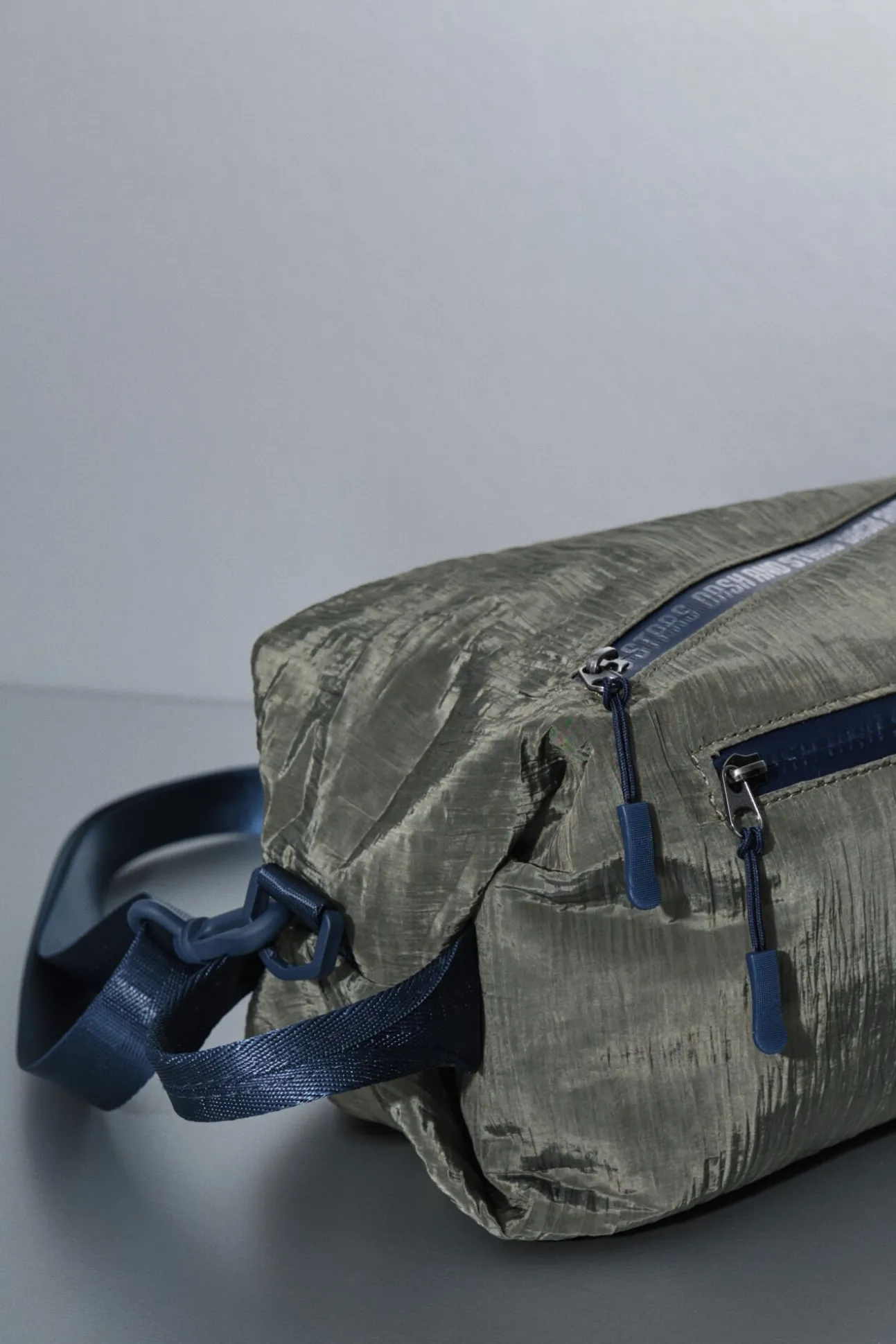 Bolso bandolera nylon kaki satinado