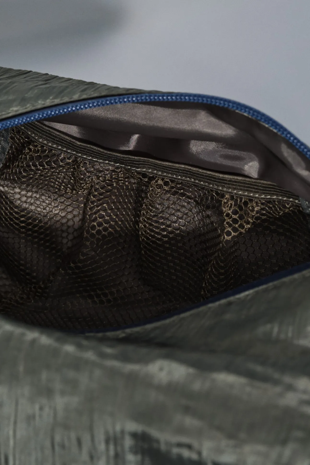 Bolso bandolera nylon kaki satinado