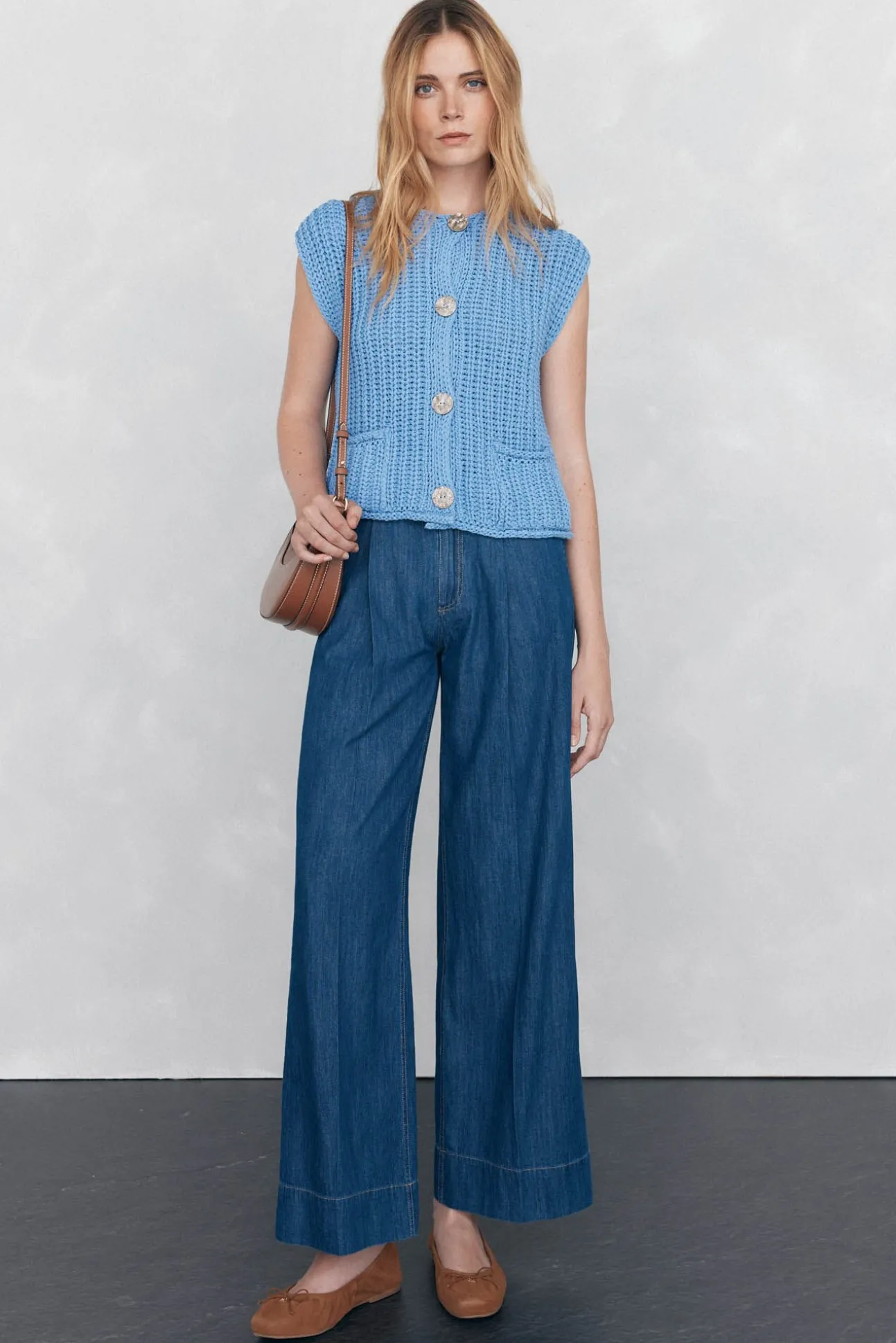 Bolso bandolera ovalado de piel