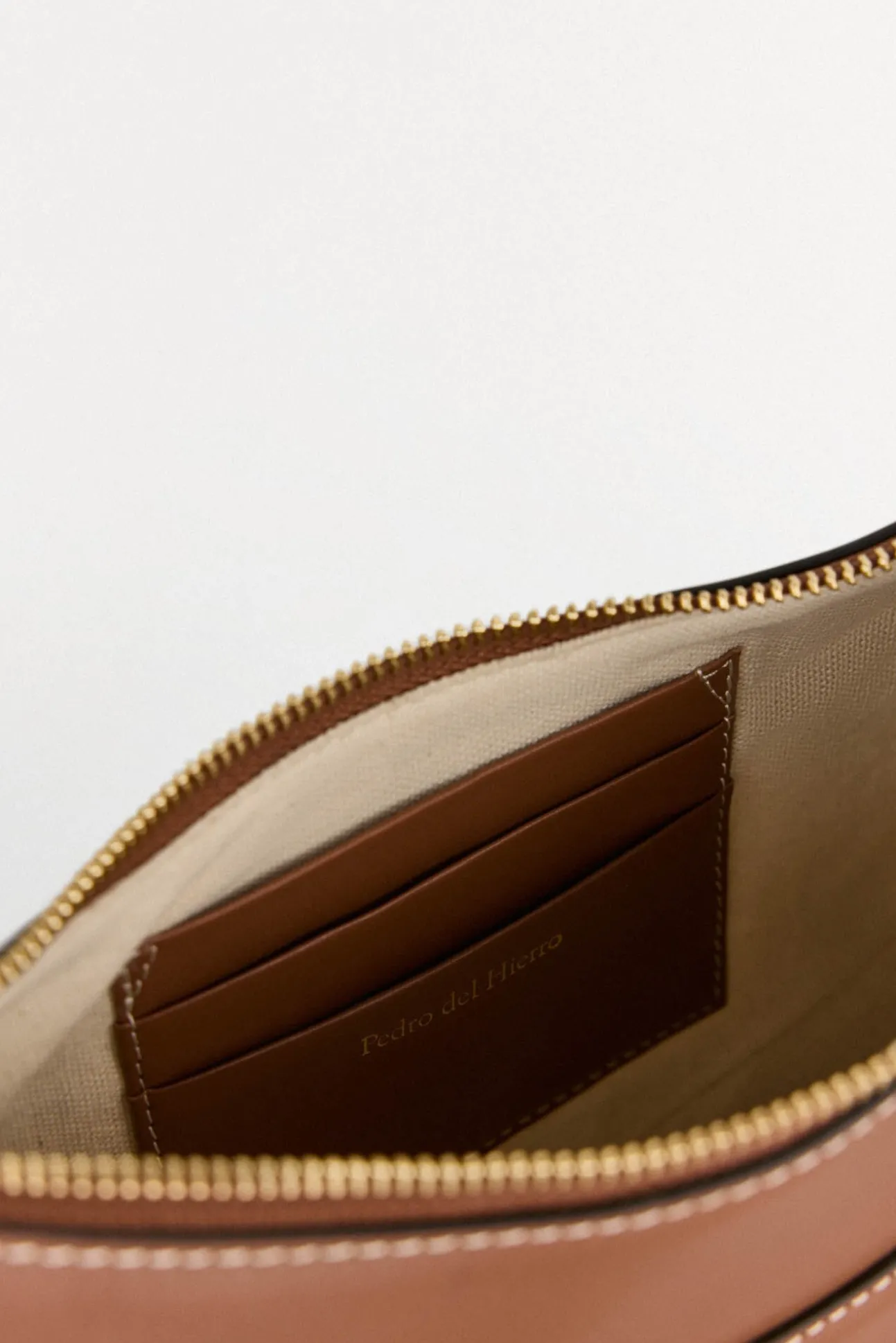 Bolso bandolera ovalado de piel