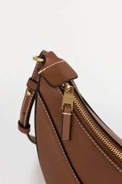 Bolso bandolera ovalado de piel