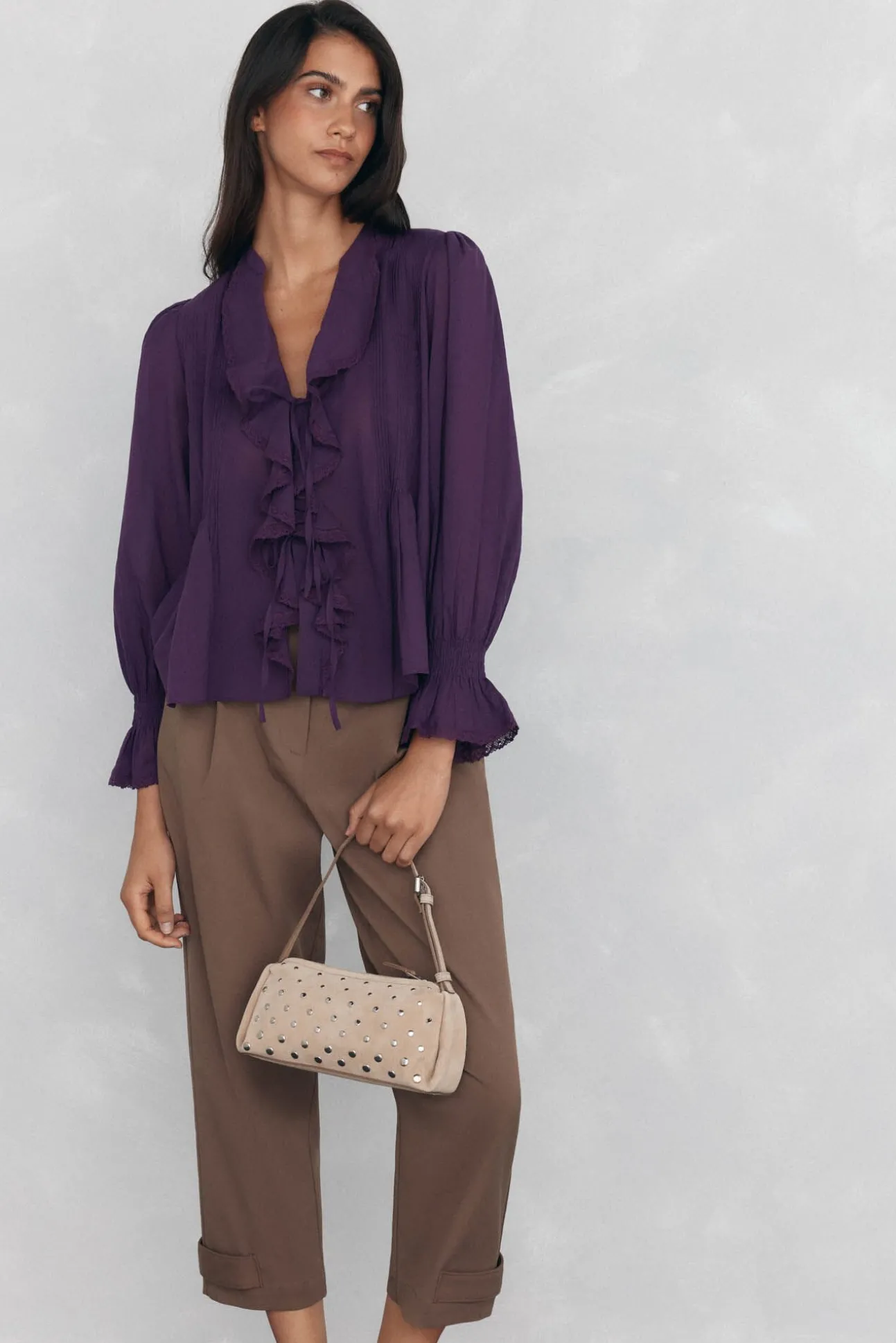 Bolso de hombro con tachas en piel