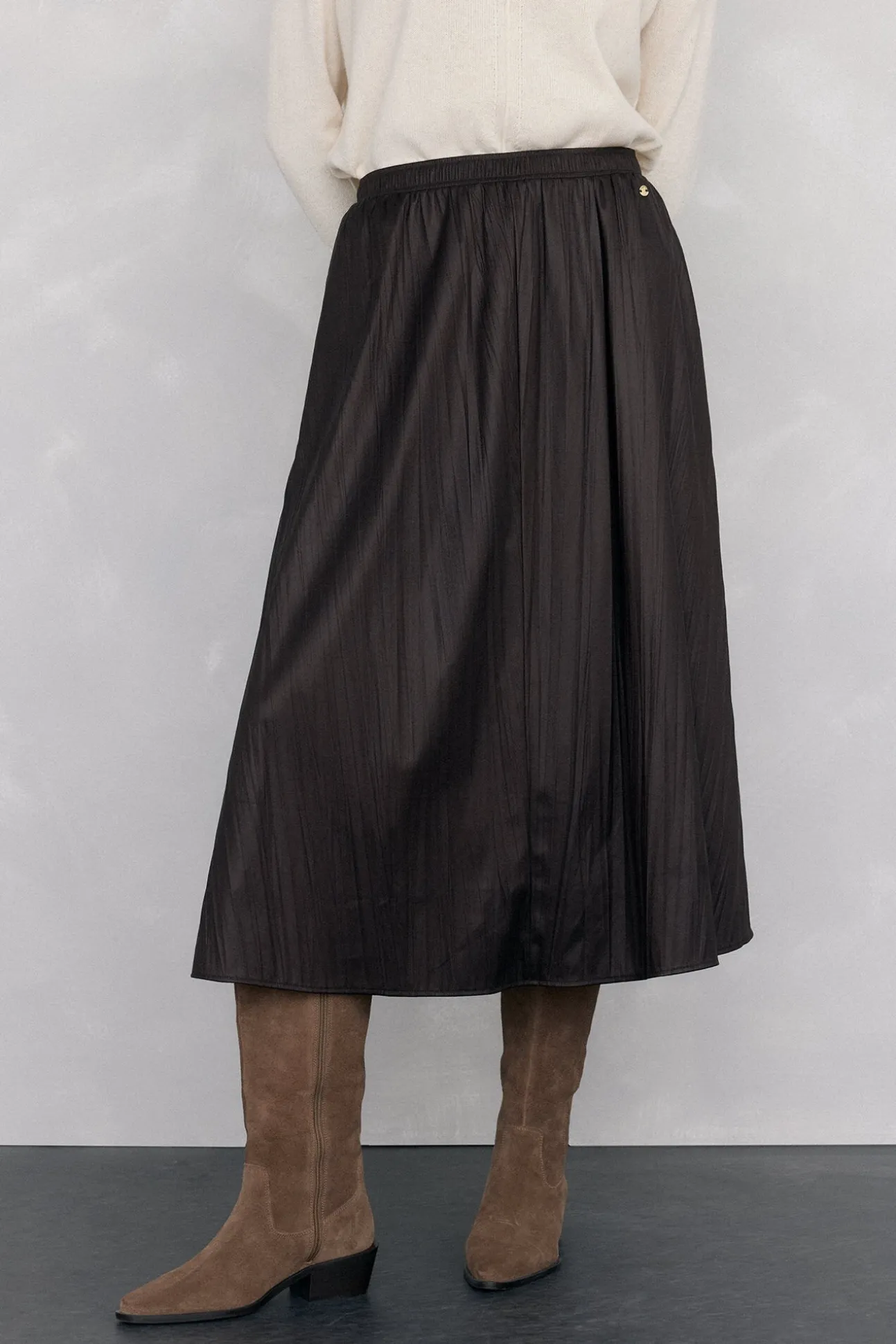 Bota alta estilo hípica con tacón bajo en serraje