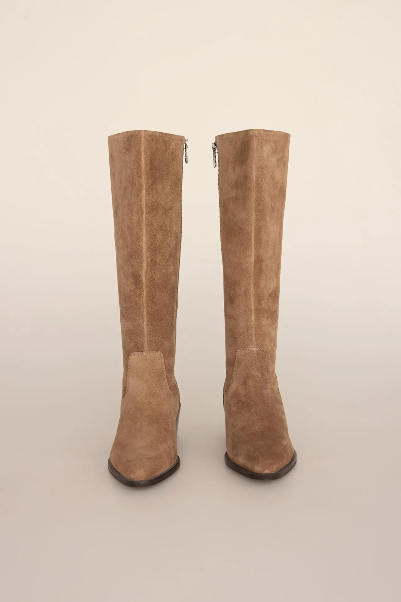 Bota alta estilo hípica con tacón bajo en serraje