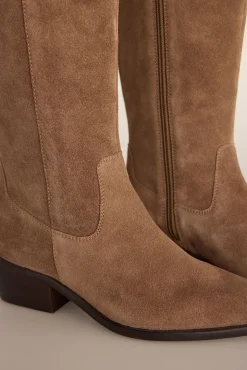 Bota alta estilo hípica con tacón bajo en serraje