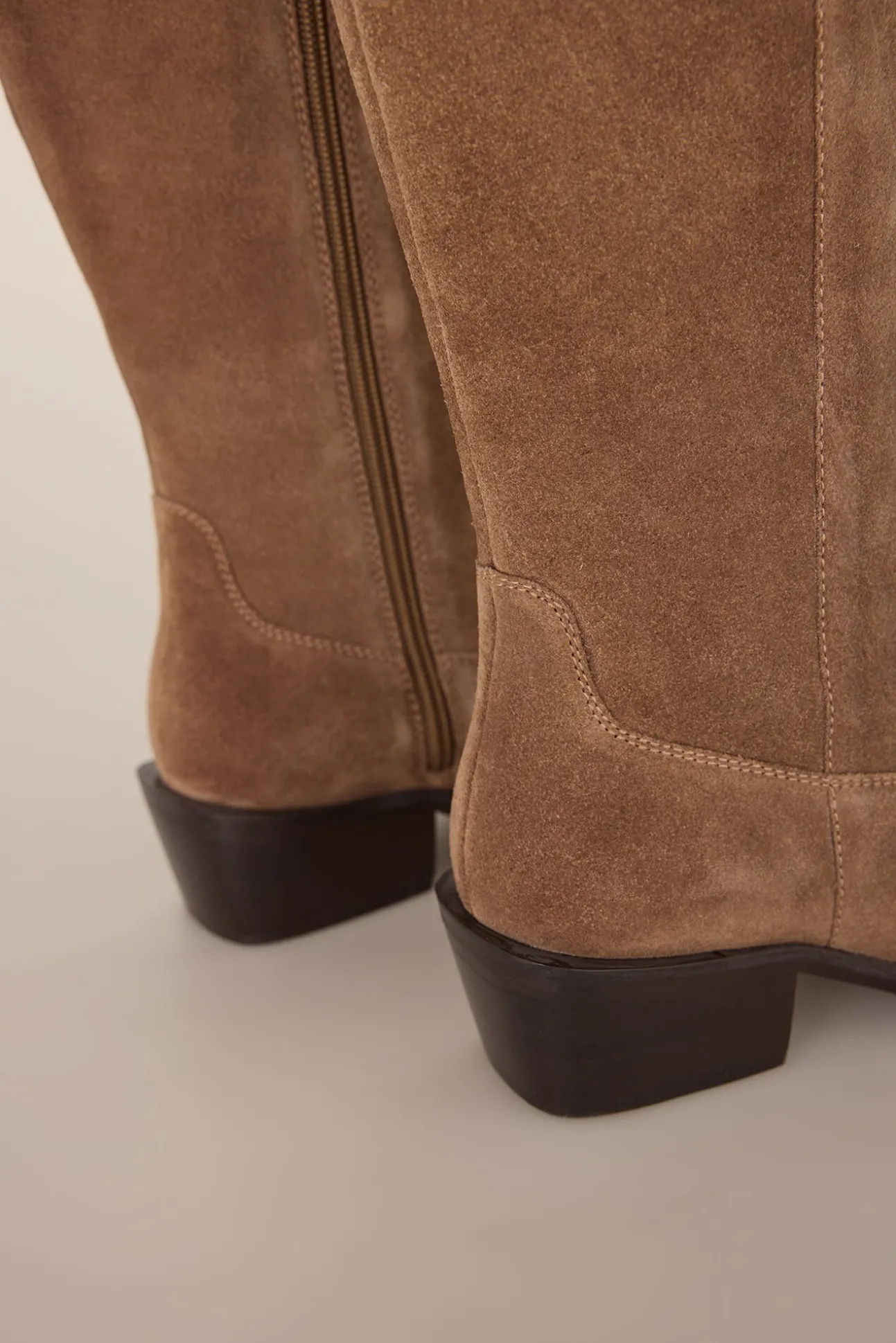 Bota alta estilo hípica con tacón bajo en serraje