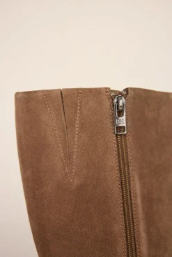 Bota alta estilo hípica con tacón bajo en serraje