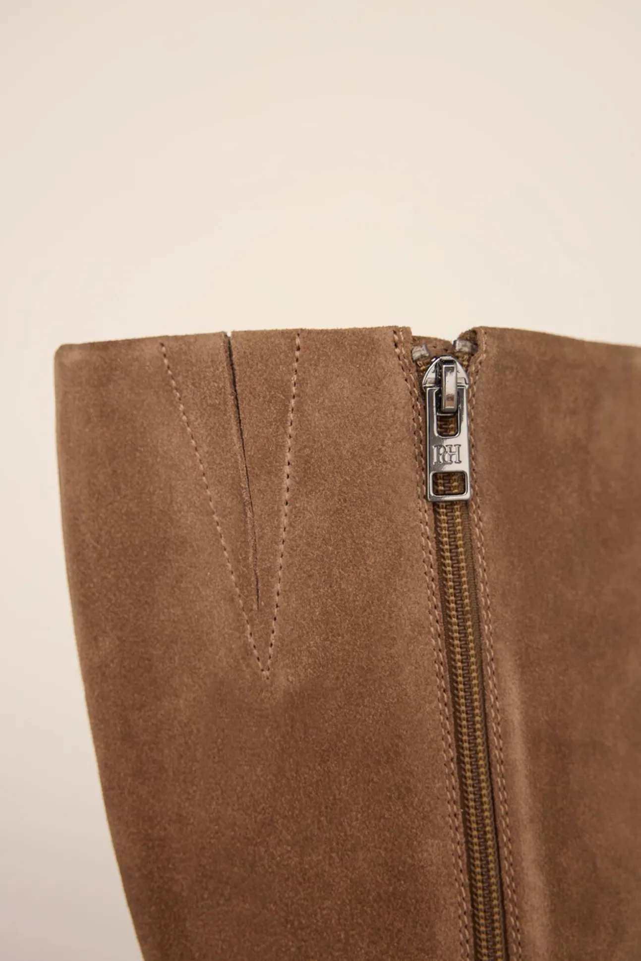 Bota alta estilo hípica con tacón bajo en serraje