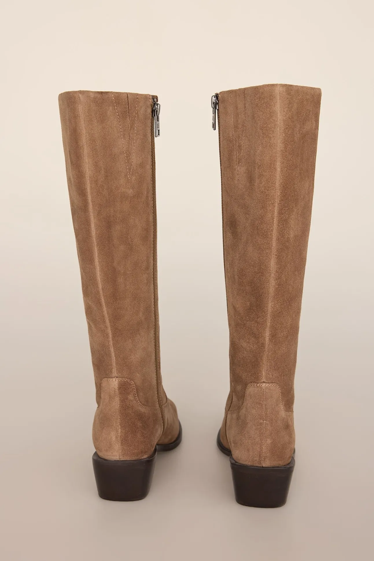 Bota alta estilo hípica con tacón bajo en serraje