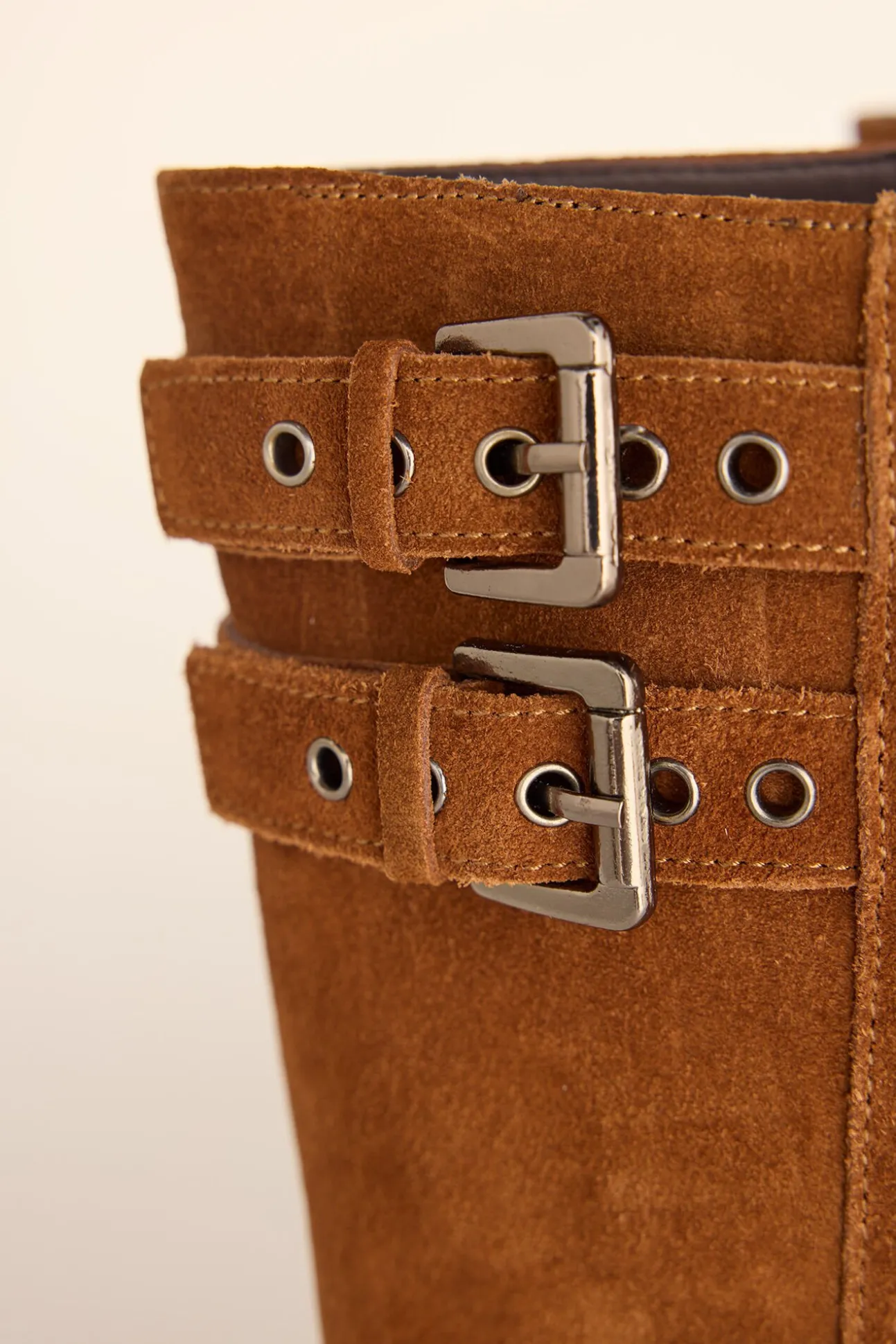 Bota biker serraje con hebillas