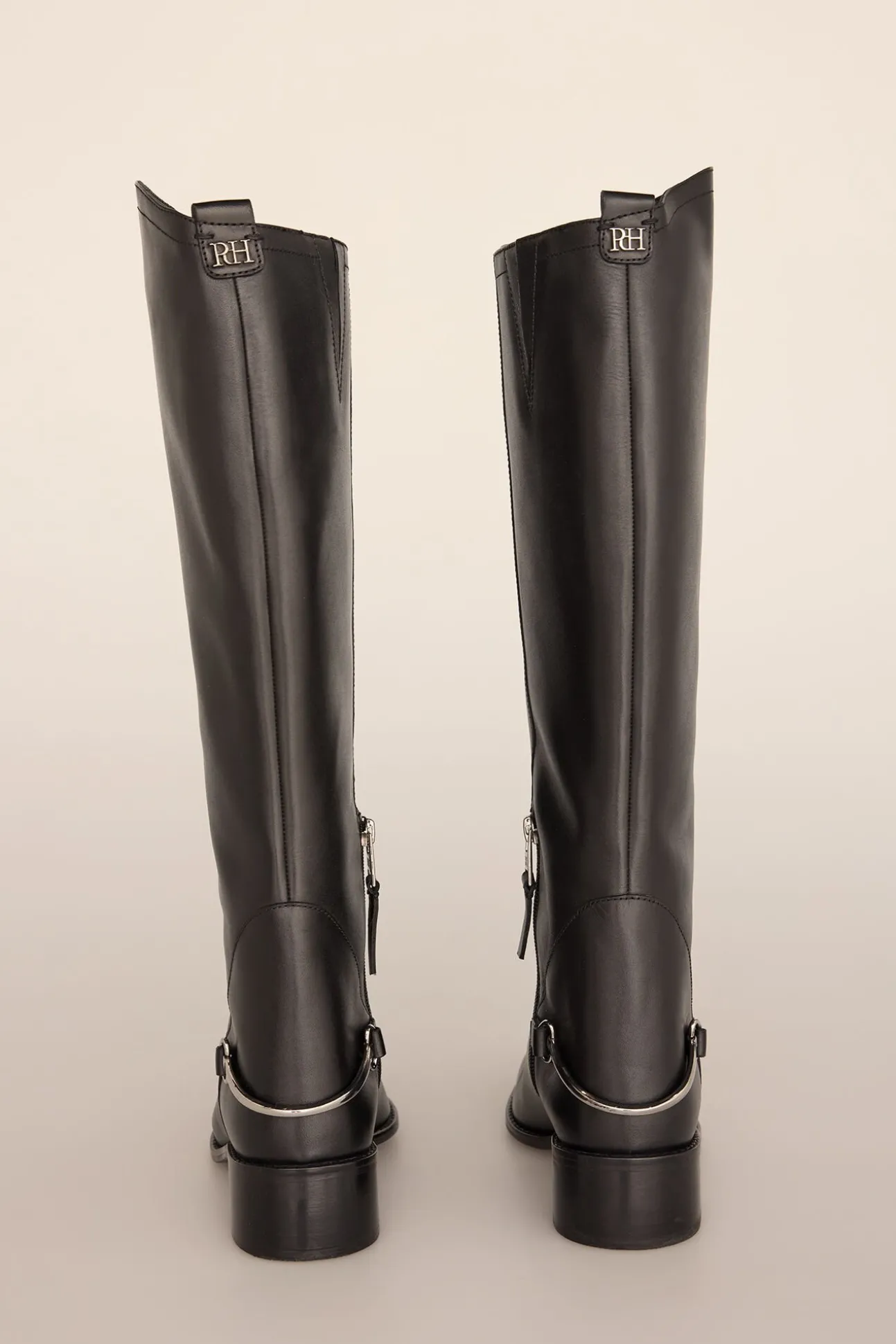 Bota hípica con detalle metálico